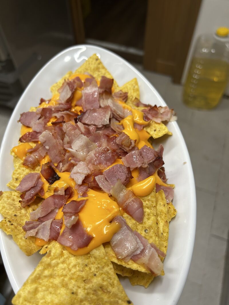 Nachos con cheddar y bacon