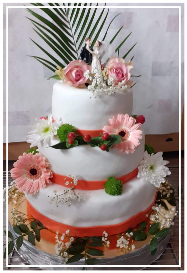 Weeding Cake thème florale. Cake Vanille, ganache vanille et compotée fraises 🍓