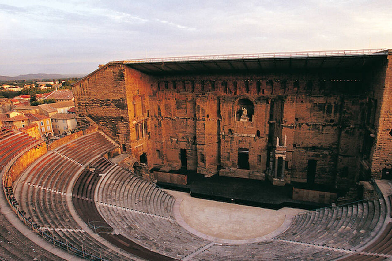 Admirez ce géant qui traverse le temps