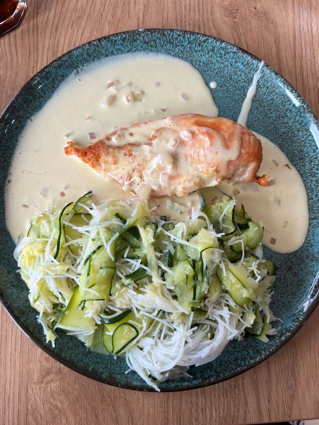 Assiette proposé au menu du midi ( filet de poulet pattes de courgettes et pattes de riz avec sauce ) 