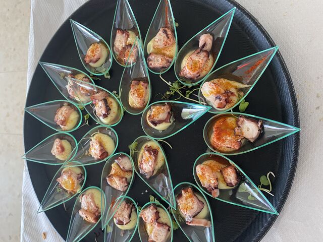 Cucharita de pulpo a la gallega sobre parmentier de patata 