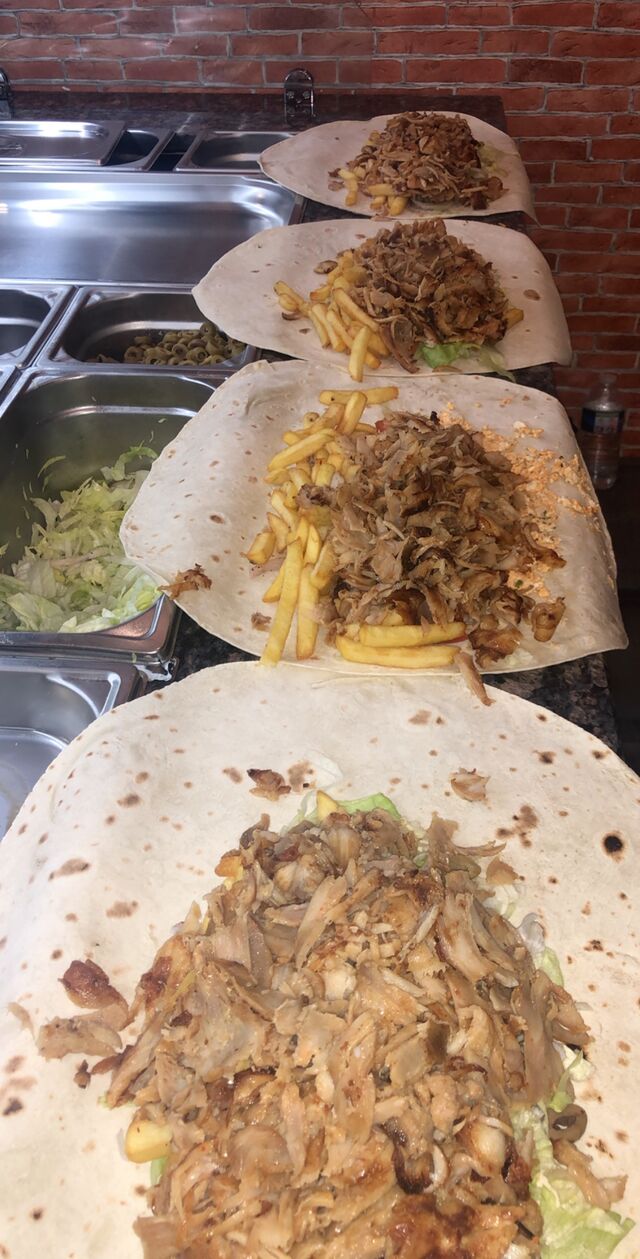 Préparation des kebab galettes visible sur place à travers notre vitrine. 