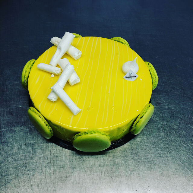 Le Sicilien :
- Biscuit cuillère
- Crémeux citron
- Bavaroise vanille