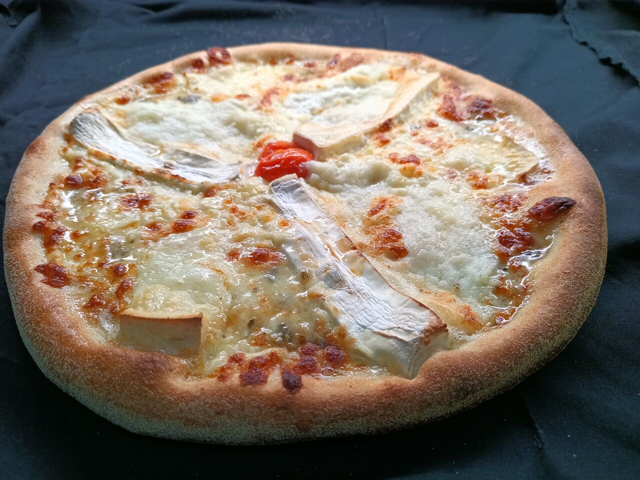 L'aveyronaise: base crème ,mozzarella, fromage mixte brebis vache,fromage roquefort,fromage de chèvre, miel.19.50€