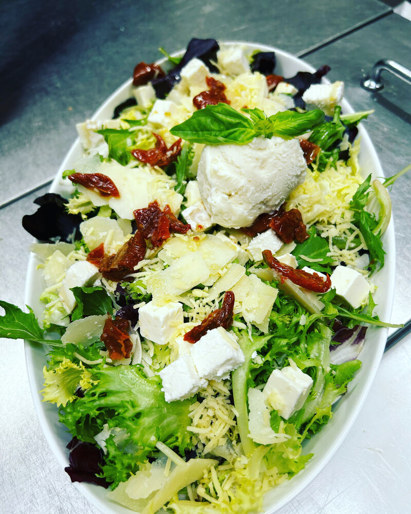 Ensalada de quesos y helado de albahaca 