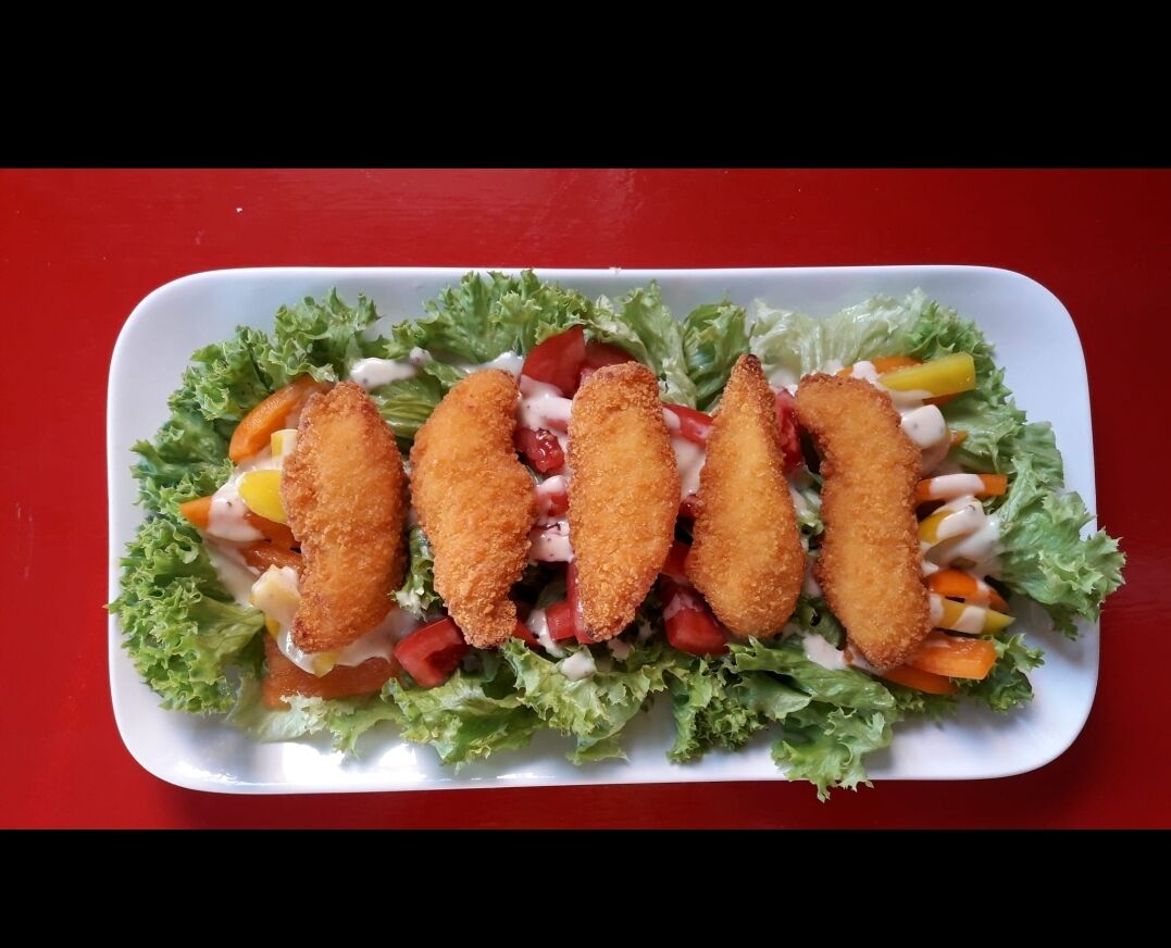 Knusperhähnchenfilet auf Salatbett