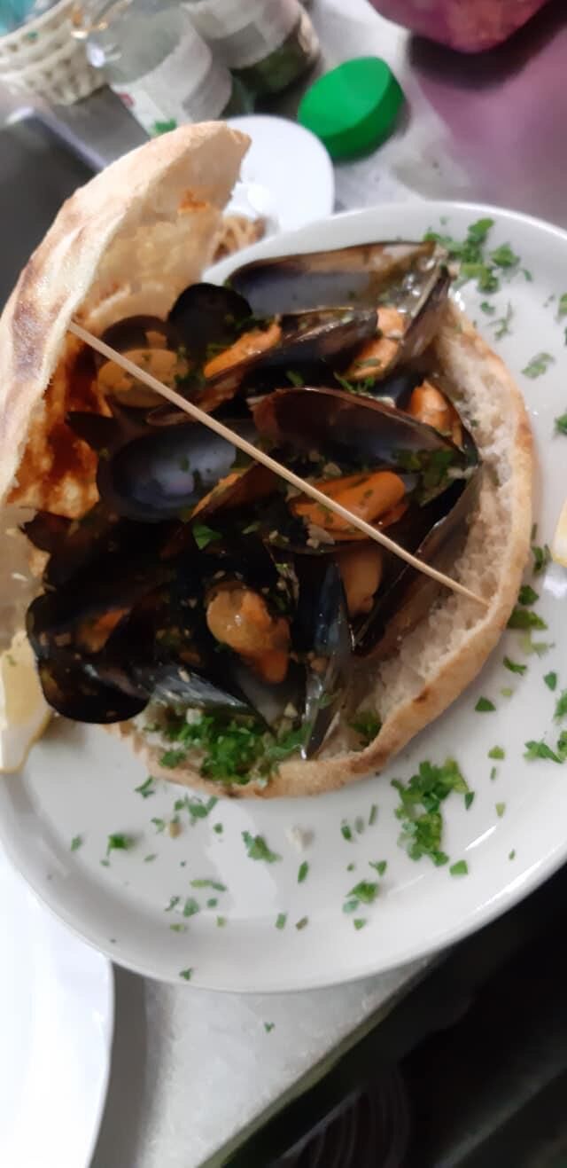 Muscheln in Weinsauce mit Pizza Muschel