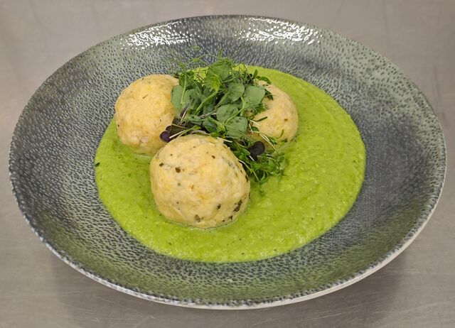 Zitronen-Frischkäseknödel mit Erbsenpüree