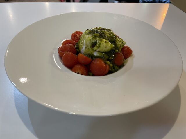 Ensalada de Burrata con cherrys y pesto de pistacho