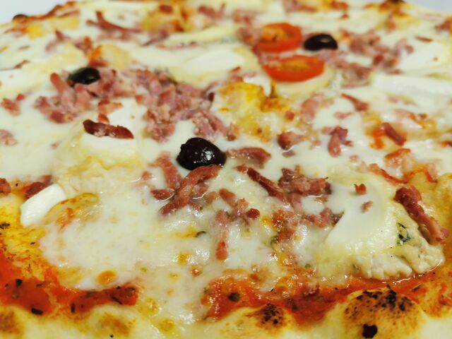 Seguin : Sauce tomate, mozzarella, lardons, chèvre. 