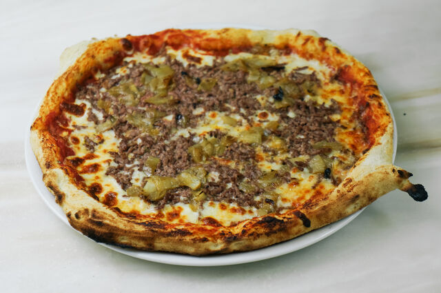 Sauce tomate, viande hachée, mozzarella, origan 13,90€