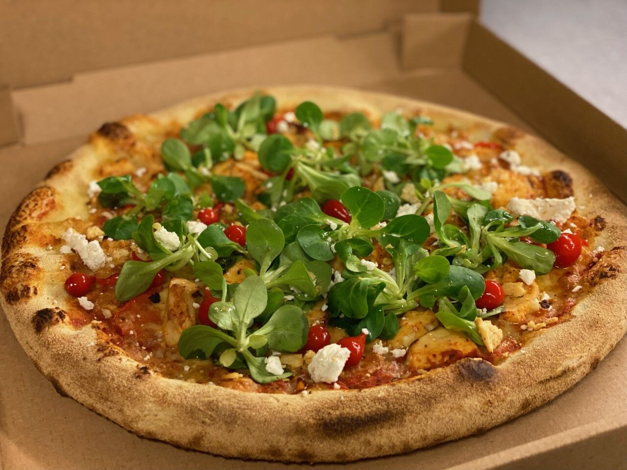 Pizza la poulette
Tomates, mozza, emmental, poulet, poivrons, piment d’Espelette
Après cuisson, mâche, mini poivrons gouttes,...