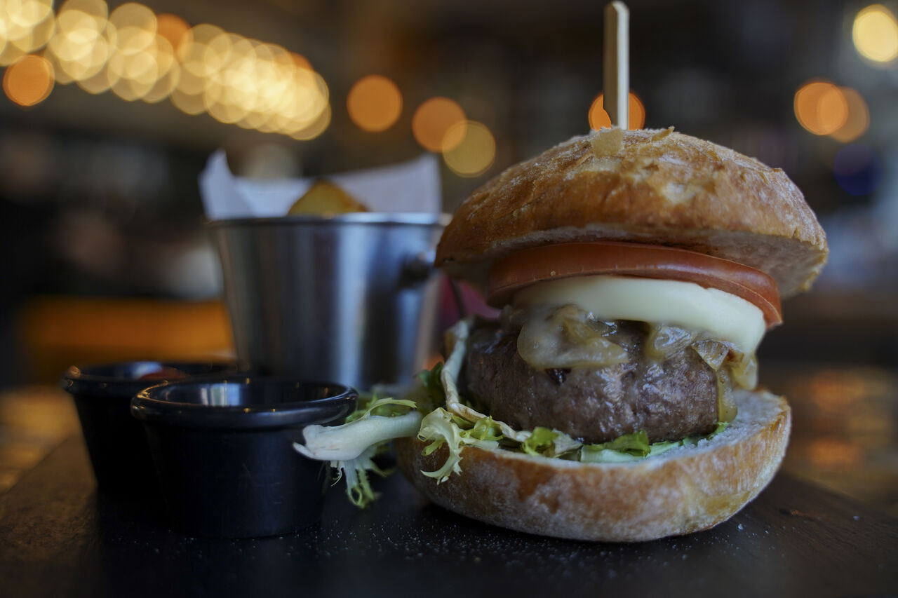 Hamburguesa de buey con queso de cabra y reducción de Px.