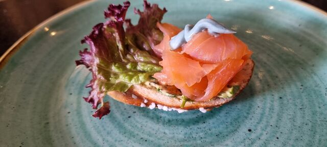 Geräucherter Lachs mit Senf-Wildkräutersalat und Trüffel-Creme