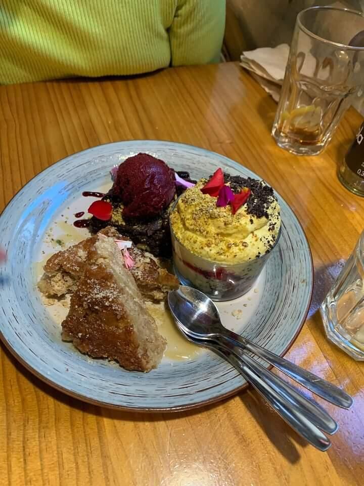 Surtido de postres caseros