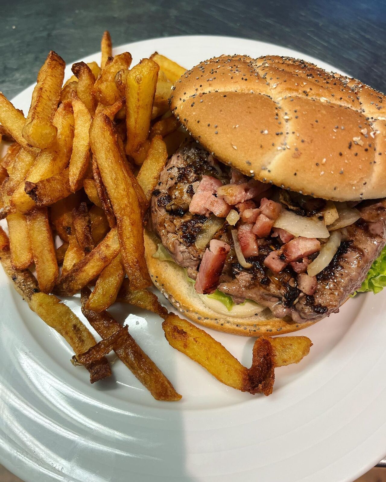 BURGER AVEC LARDON + FRITES MAISON