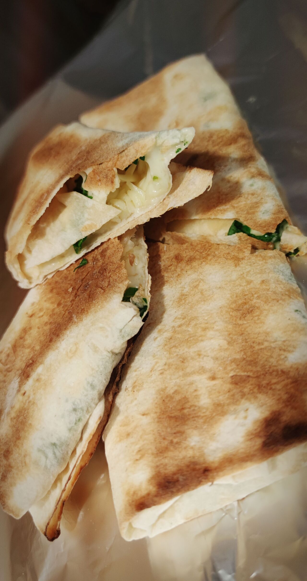 Лаваш з сиром та зеленню - хороший варіант доповнення смачної вечері.