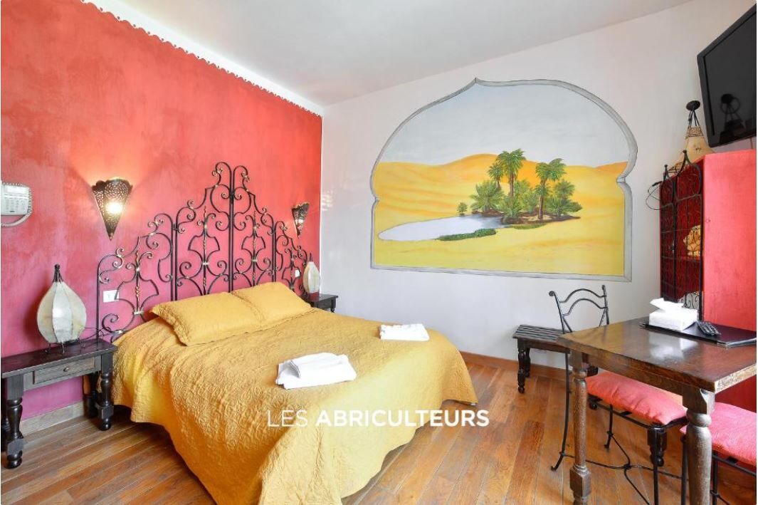 Chambre Double, 100 €/nuit, 15m², vue jardin, salle de bain avec baignoire.