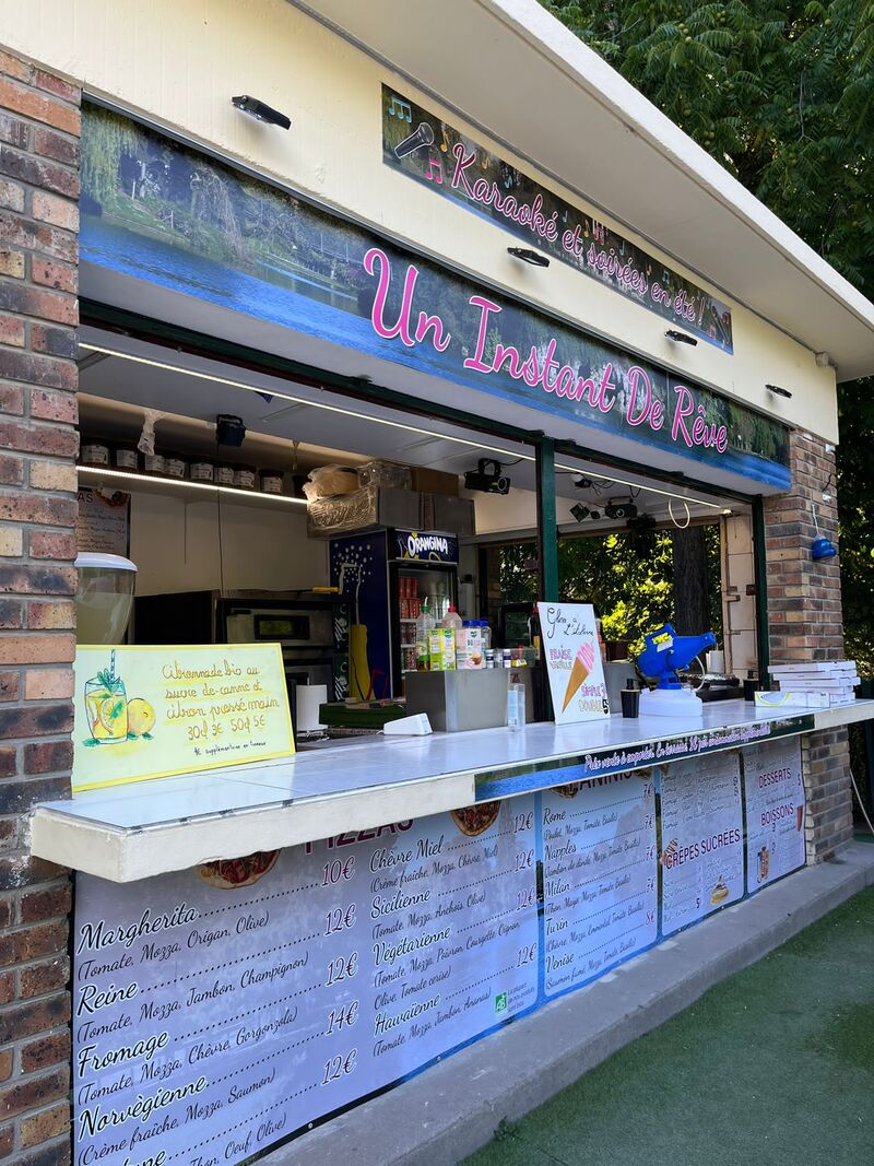 Deux terrasses sont a votre disposition pour dégusté nos pizzas, paninis et crêpes a l'ombre des arbres en regardant le Lac 