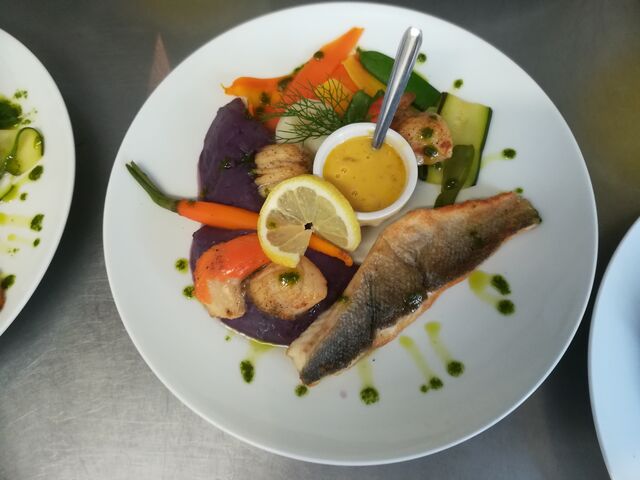 Duo de St Jacques et bar au beurre de mangue mousseline de vitelotte et petits légumes croquants