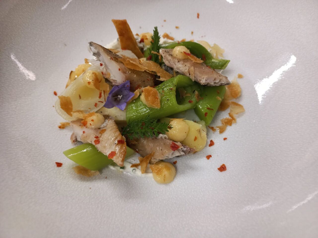 Salade de poireaux et de pommes de terre, maquereau fumé
et crème de ciboulette et condiment de citron