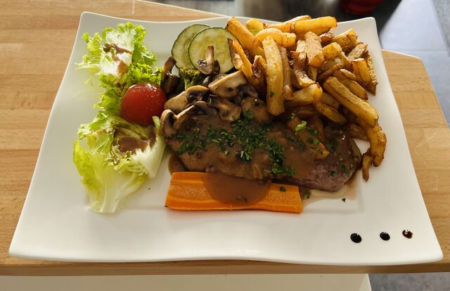 Faux filet de boeuf mariné poêlé de champignons et ses légumes