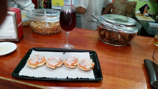 Bacalao con salmorejo y vino dulce.