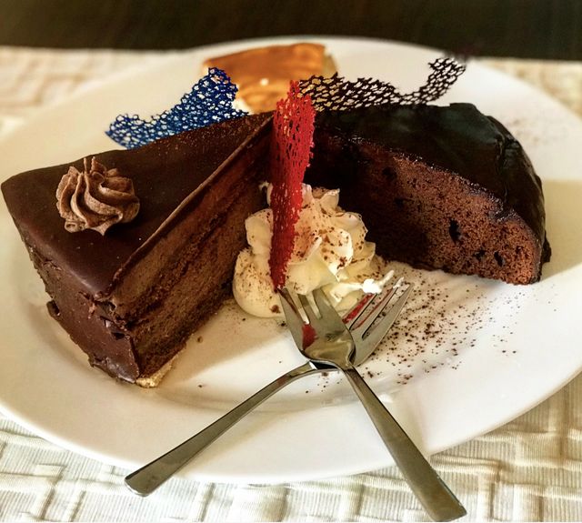 Selbstgebackene Schoko-Buttercremetorte im Restaurant Grünheide Heydewirt am Peetzsee 