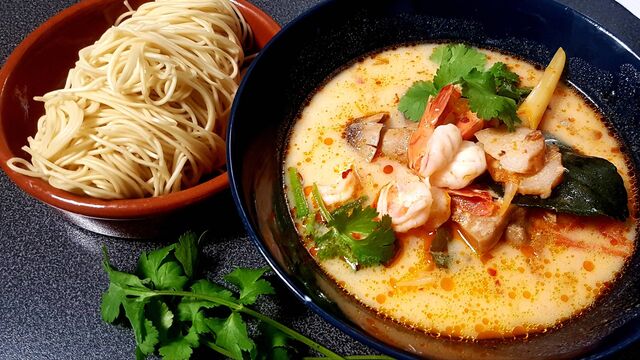 Tom yum khung/ 11€
Soupe de crevettes,citronnelle, feuille de cumbawa, lait condensé, galangal,tomates,champignons de paille.