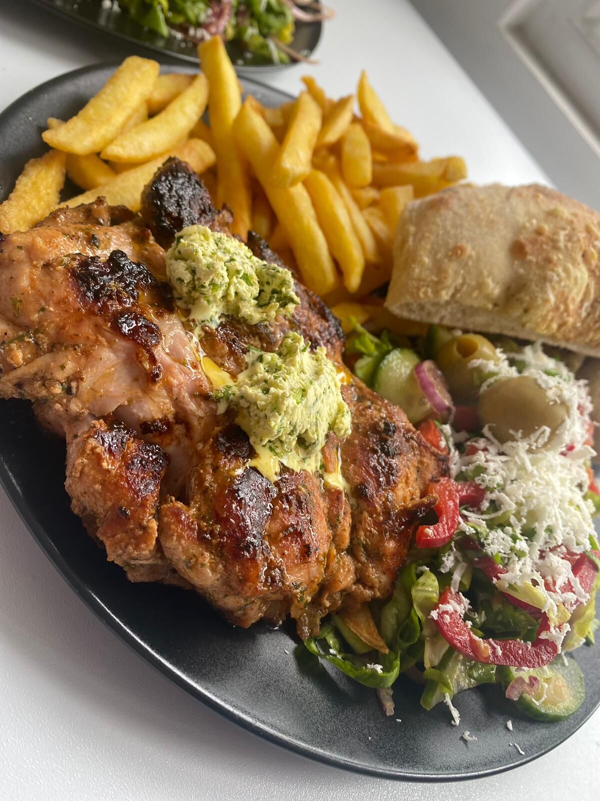 Grill cu cartofi si salata