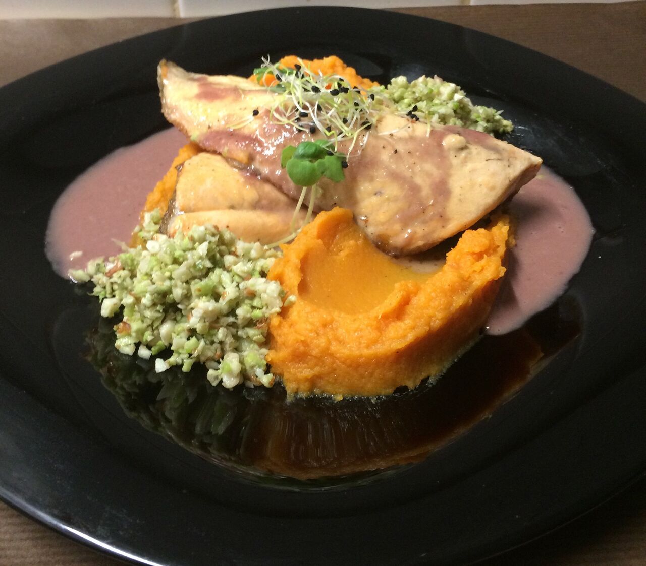 Truite Arc en Ciel d'Ardèche, purée de patate douce, Taboulé de chou romanesco et cacahuète accompagnée de son beurre rouge