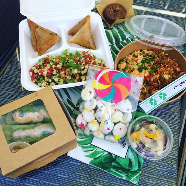 Plat à emporter : plat marocain de brick kefta et légume avec sa salade, plat riz thaï poulet-crevettes, Rouleaux de printemps