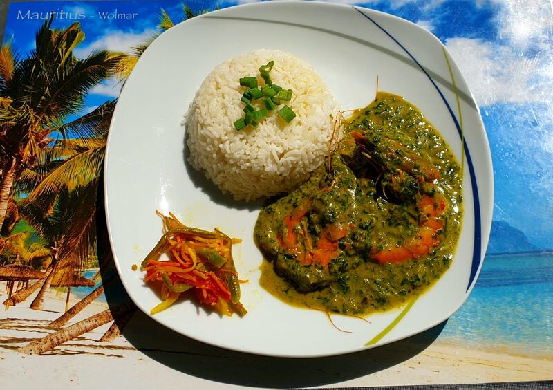 Grandes crevettes à l' indienne et aux épinards à la crème et au curry, riz basmati