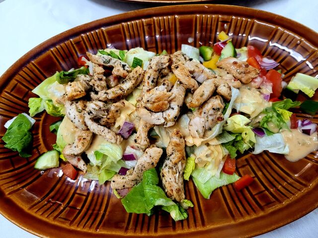 Gemischter Salat mit gebratenen Putenbruststreifen und hausgemachtem Dressing 