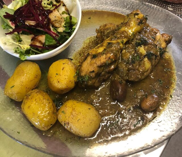 Tajine de poulet au citron et olives violettes