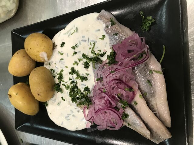 Tagesessen:Matjes mit Hausfrauen Soße und Kartoffeln 