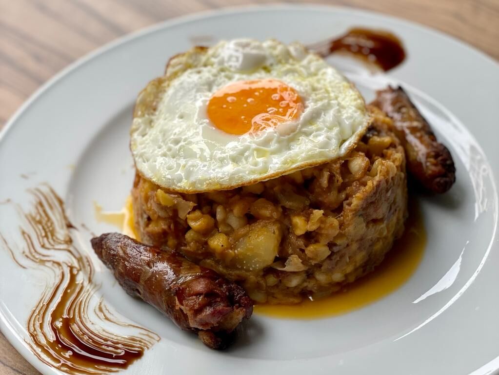 Cachupa refogada com ovo estrelado e linguiça de Cabo Verde