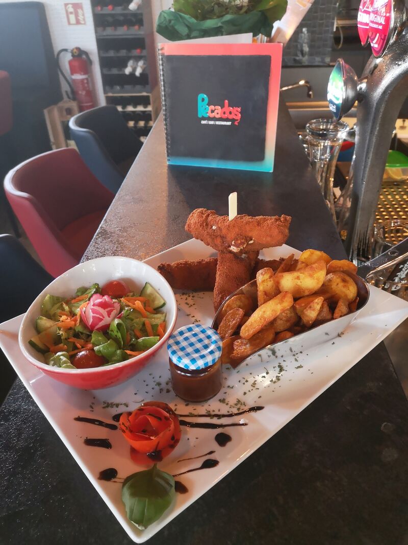 Kalbs-Röllchen mit Pommes und Salat