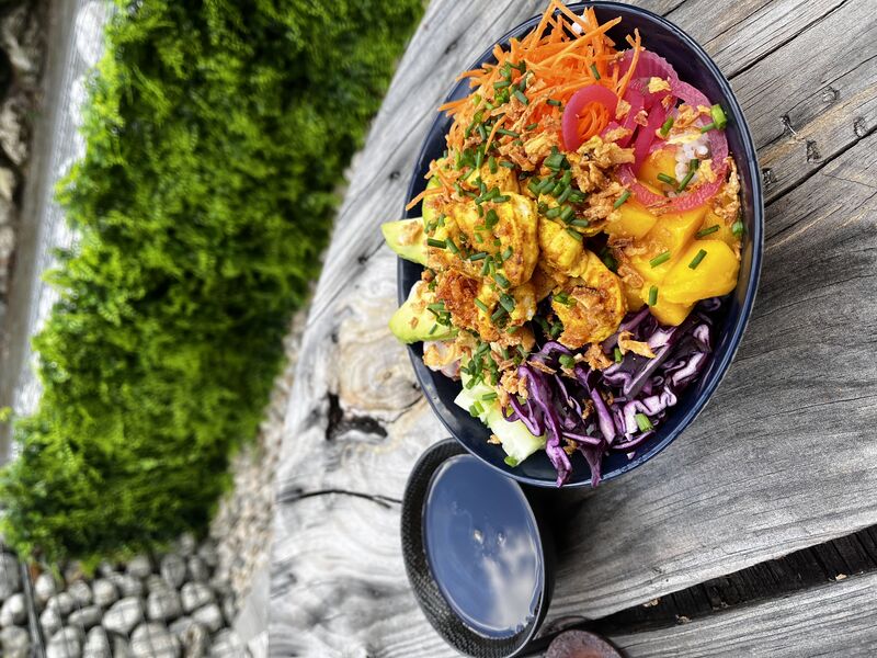 Poke bowl crevettes marinées