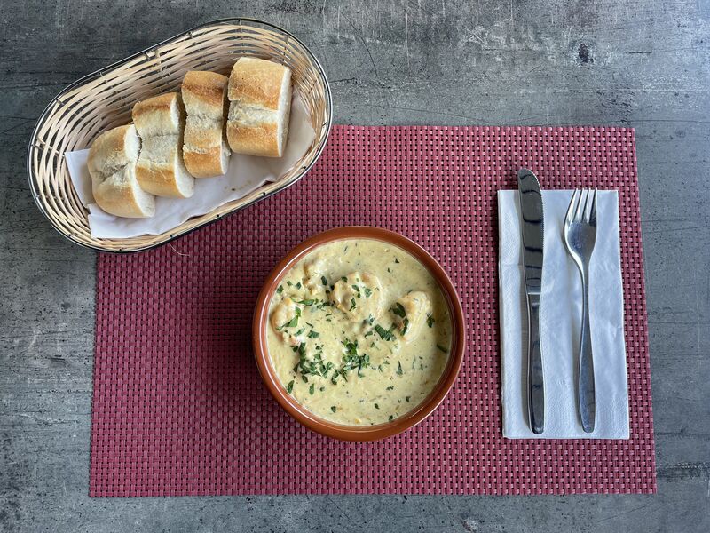 Garnelen in Knoblauch-Sahne-Sauce mit frischem Baguette 