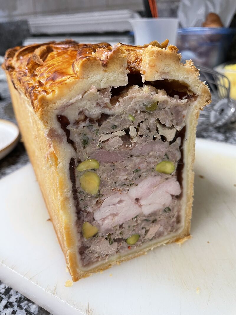 Paté en croûte canard, foie gras, ris de veau et pistaches 