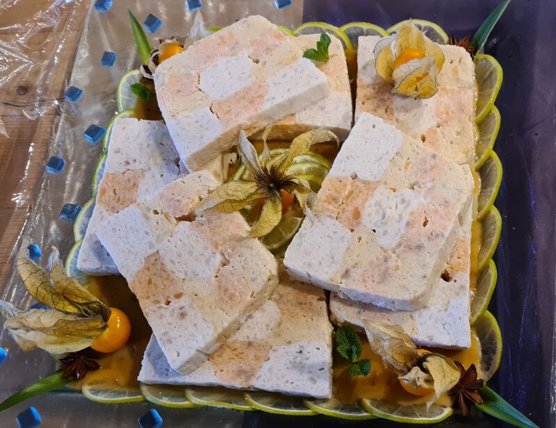 Terrine de Langoustines au lait de coco et citron vert, saumon et tacaud aux kaki, posé sur une gelée de langoustine. 