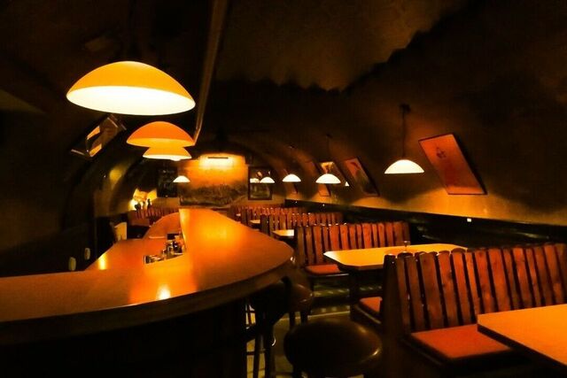 Uriger Innenraum mit Nebenzimmer 