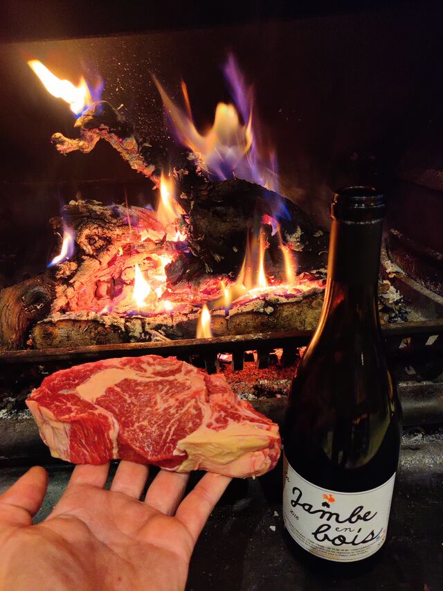 Entrecôte simmental grillée au feu de Bois avec notre rouge La Jambe de bois 