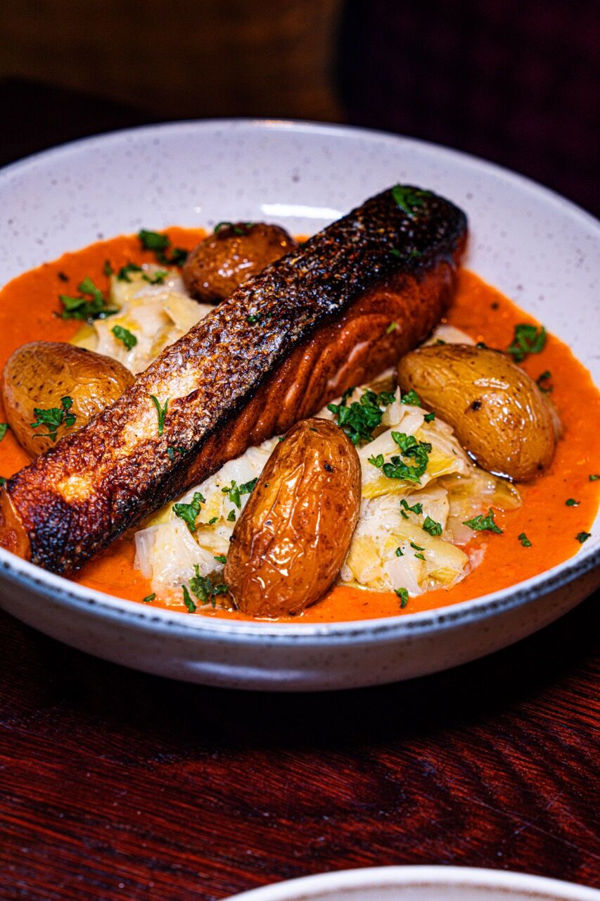 Pavé de saumon, fondu de poireaux, crème de poivrons