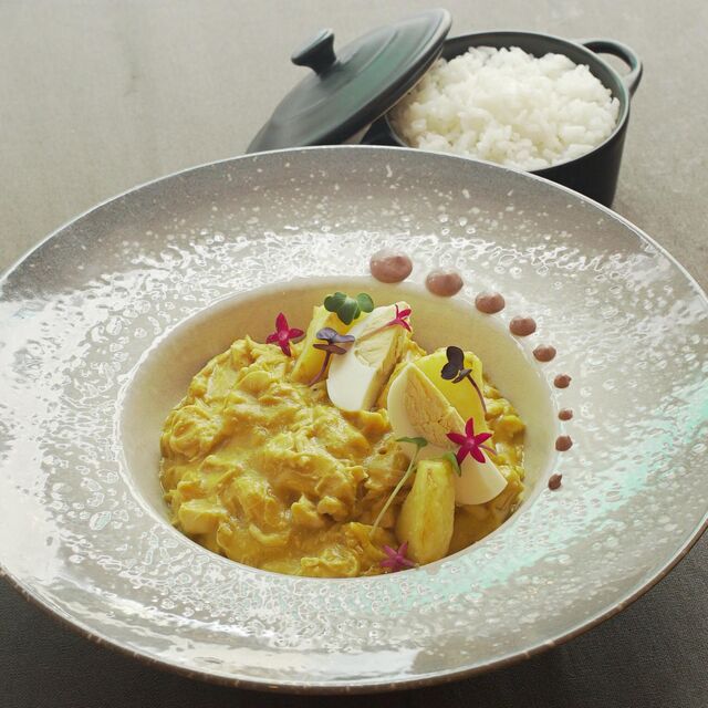 Aji de pollo acompañado de arroz blanco. ??
