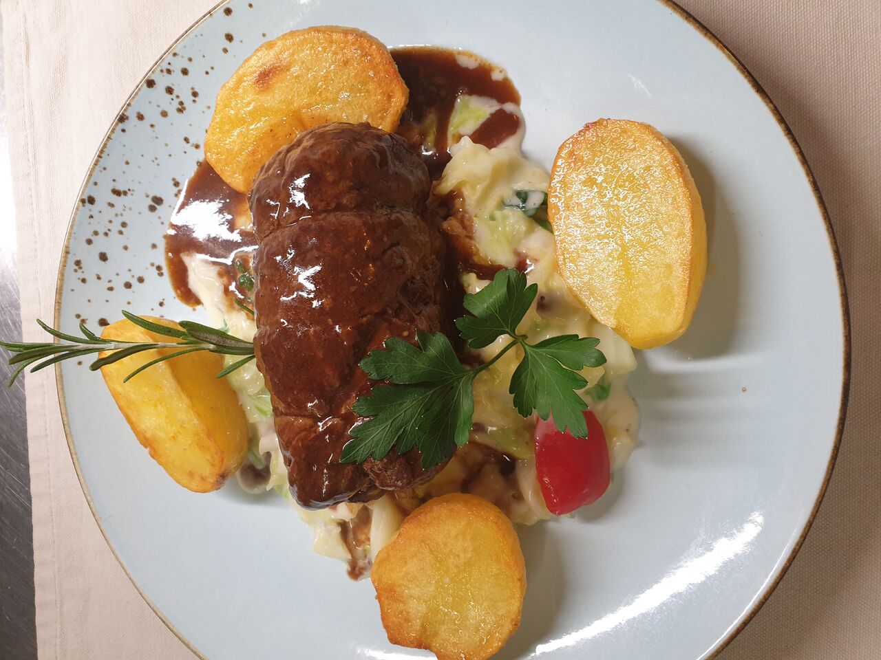 Rinderroulade auf Rahm-Wiersing und Kartoffeln
