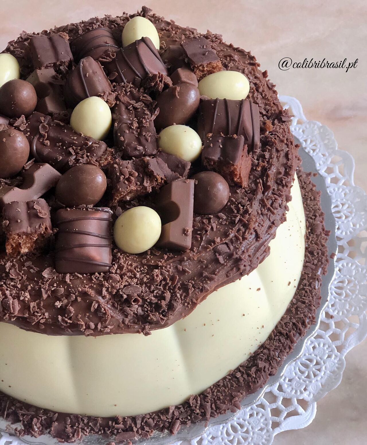 Bolo bombom com muito chocolate ao leite dentro 