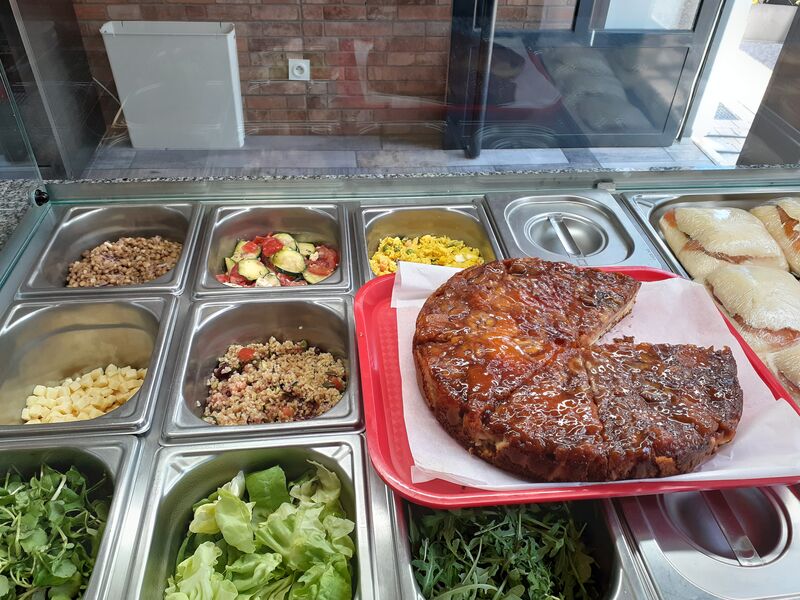 Aperçu du moelleux à la banane qui a eu un succès fou ce mardi du mois de novembre ! Et en fond, les salades composées.