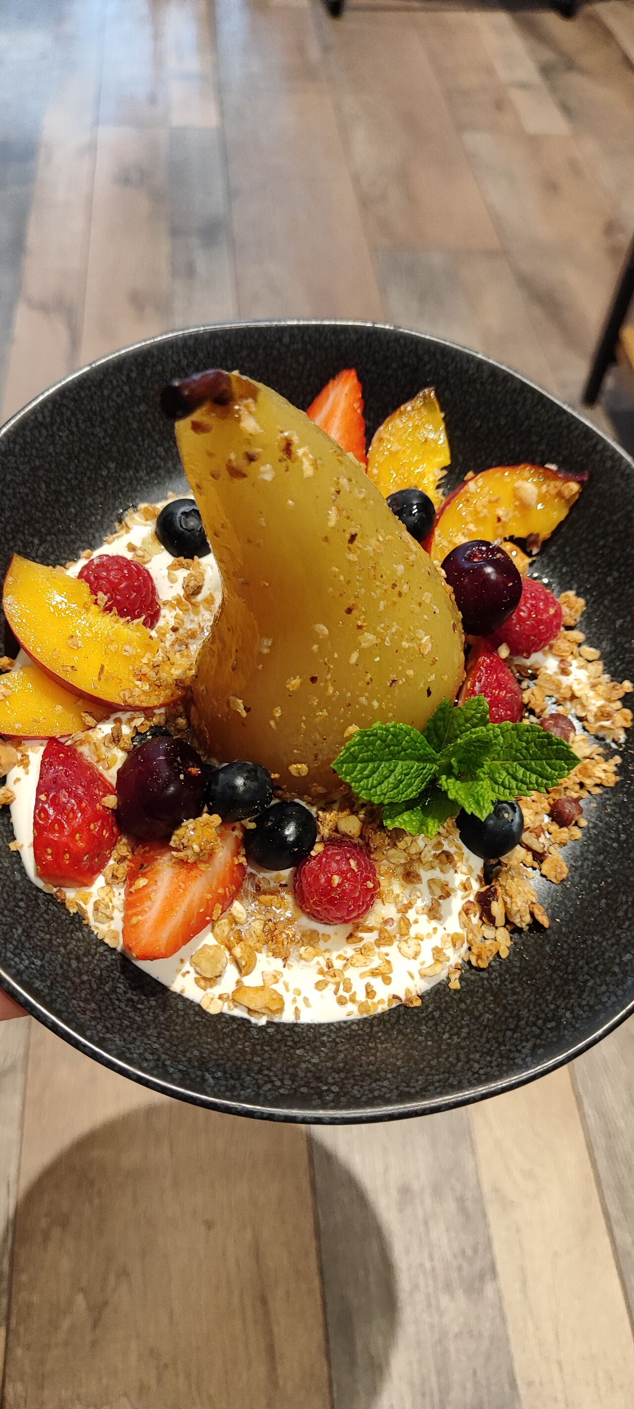 Poire pochée granola 